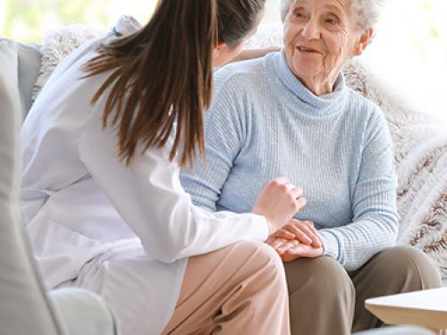 Lekarka empatycznie rozmawia ze starszą kobietą